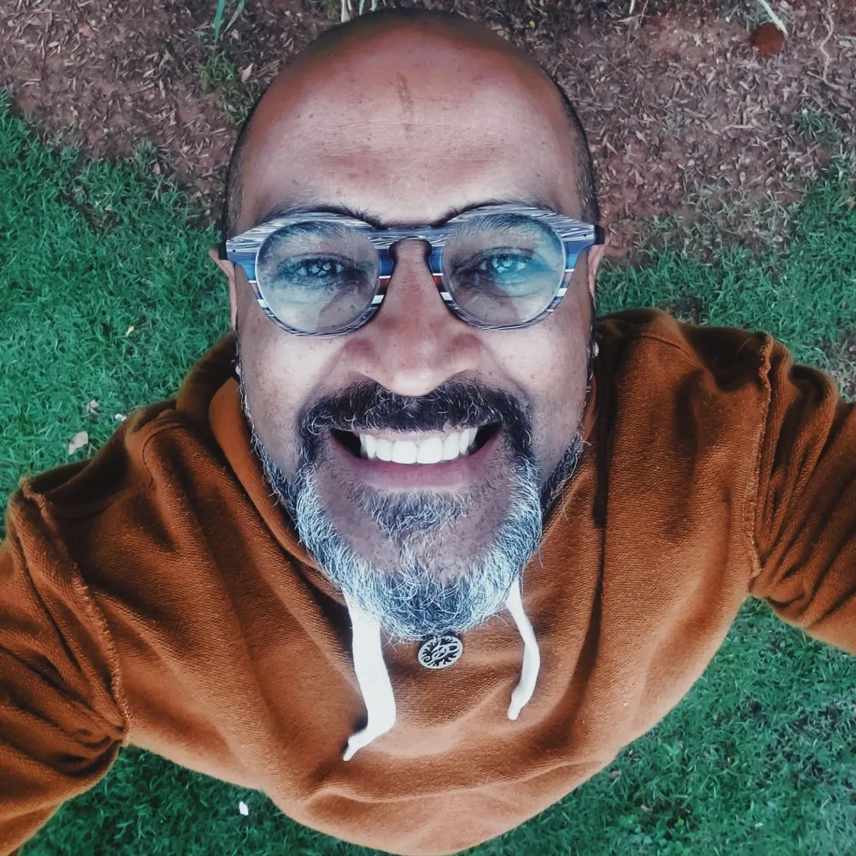 Rogério, co-fundador do Pátio di Dentro, retrato sorrindo em dia claro